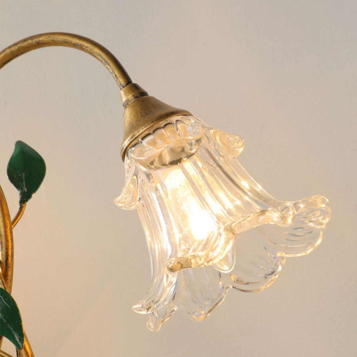 BotanicaGlow – Nature-Inspired Table Lamp with Floral Touch 7