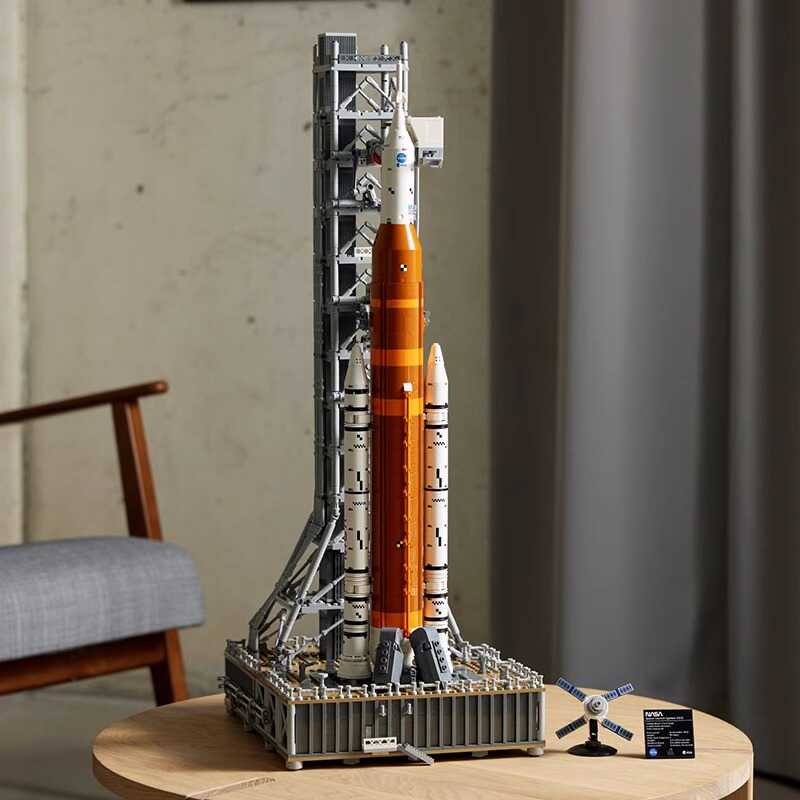 Detailed NASA Artemis Rocket Model Kit