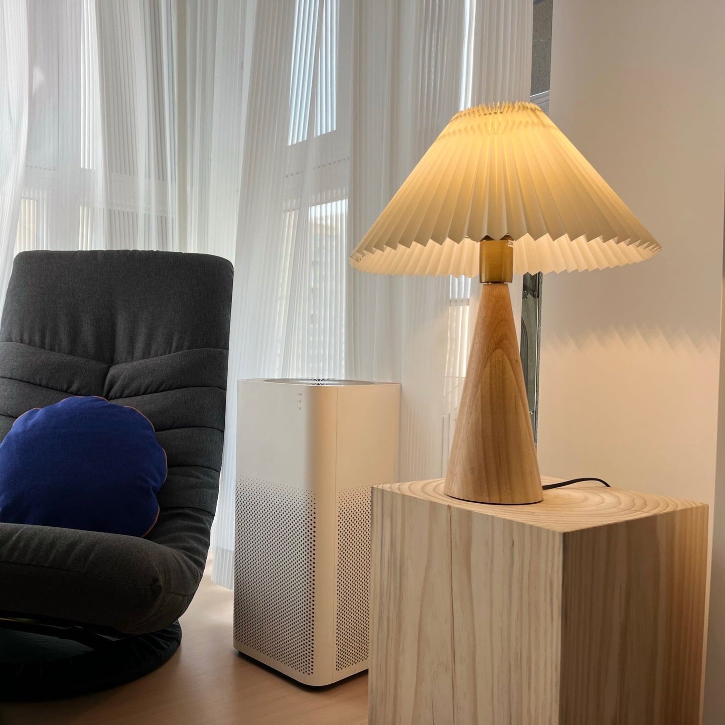 AntiqueRadiance – Elegant Wood and Metal Table Lamp 5