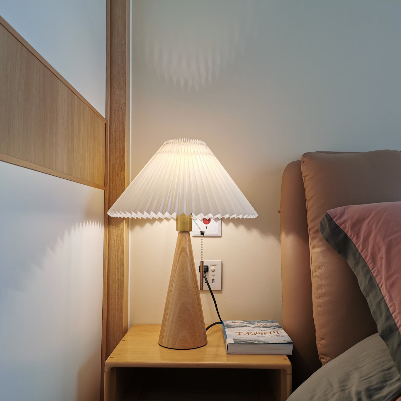 AntiqueRadiance – Elegant Wood and Metal Table Lamp 7