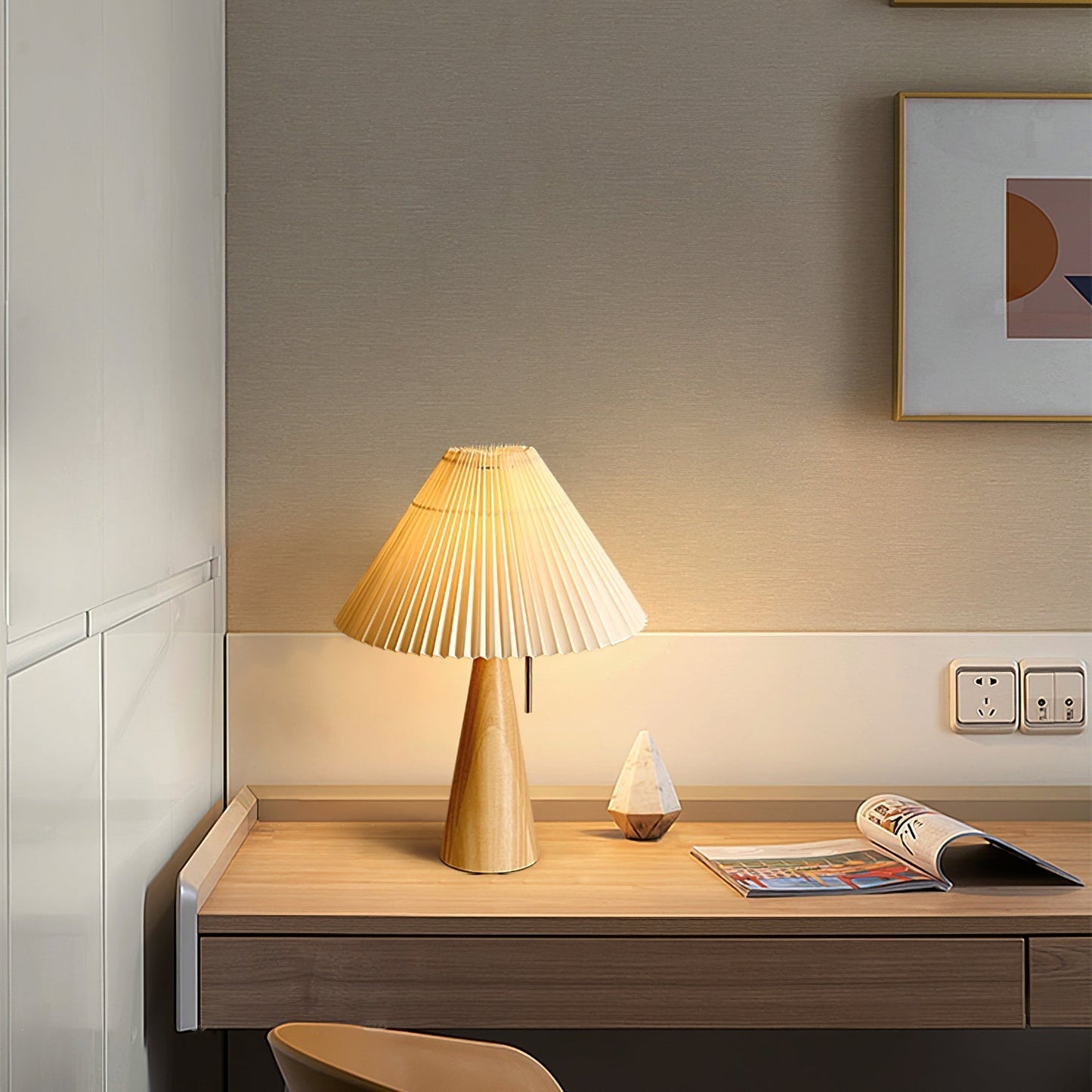 AntiqueRadiance – Elegant Wood and Metal Table Lamp 8