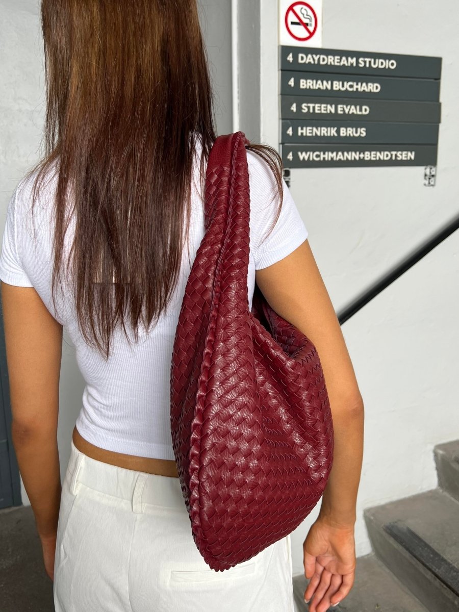 AquaSteady | Stylish Durable Women's Waterproof Tote Bag for Everyday Use 2