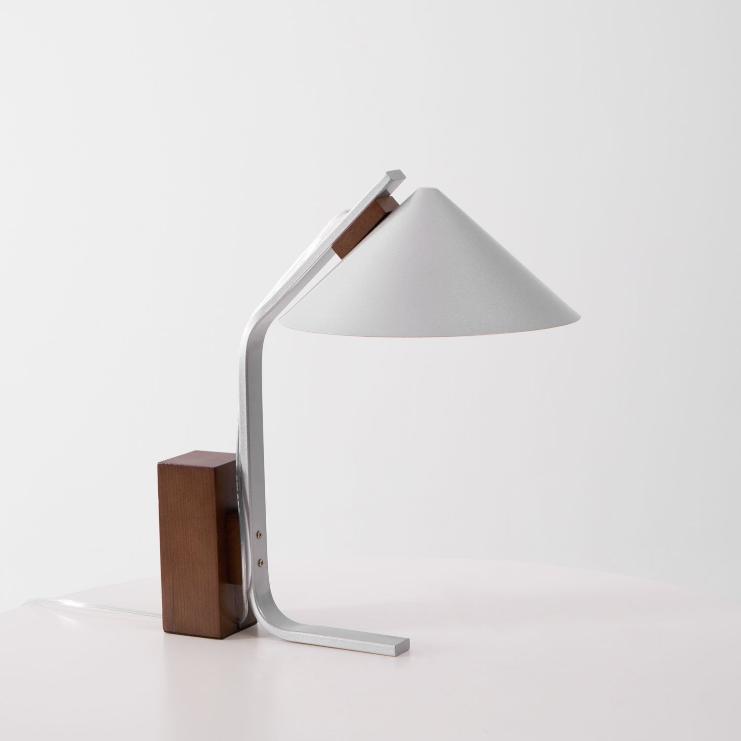 Sleek Contemporary Table Lamp with Simple Design - Lusomart