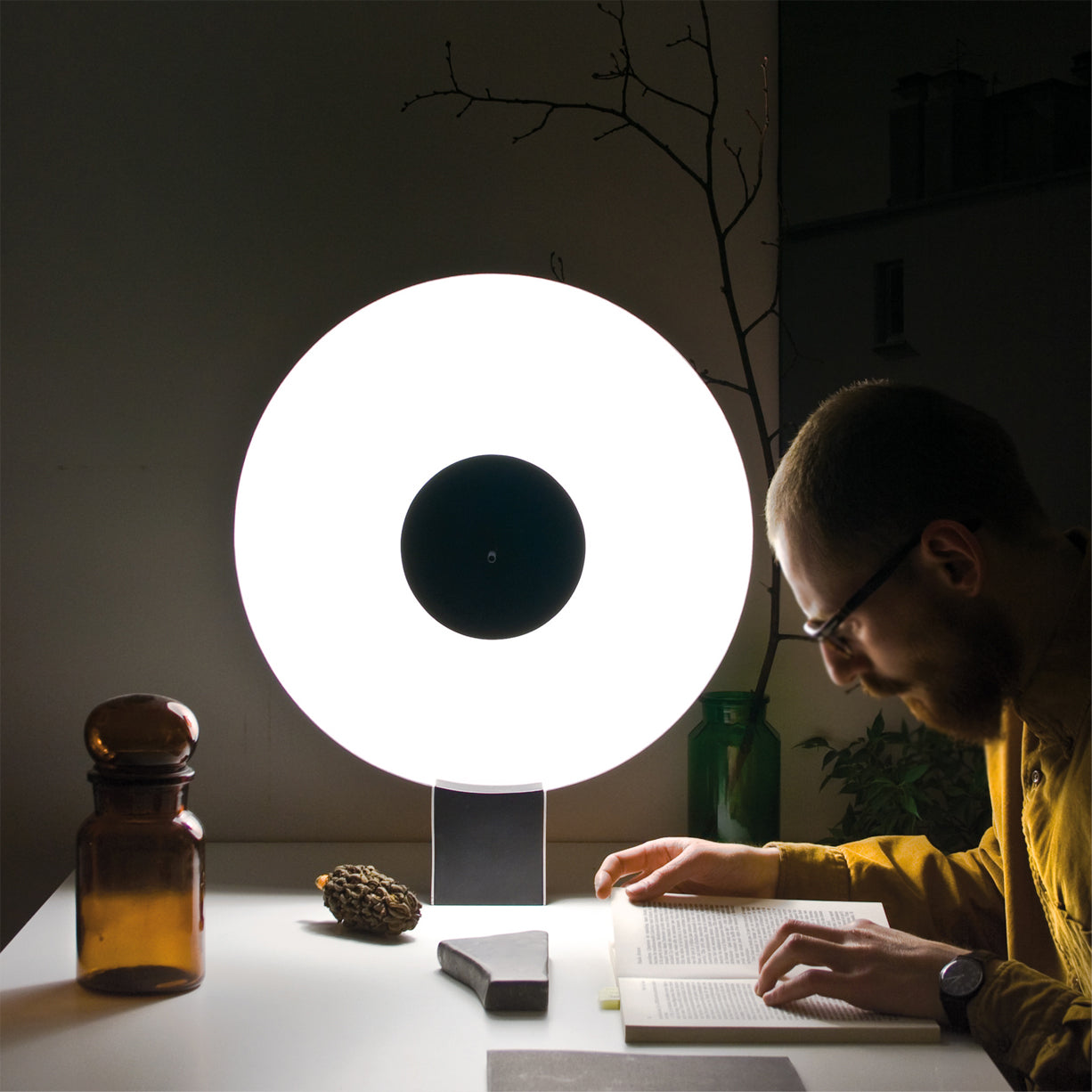 AuraGlow – Stylish Metal and Acrylic Table Lamp 4