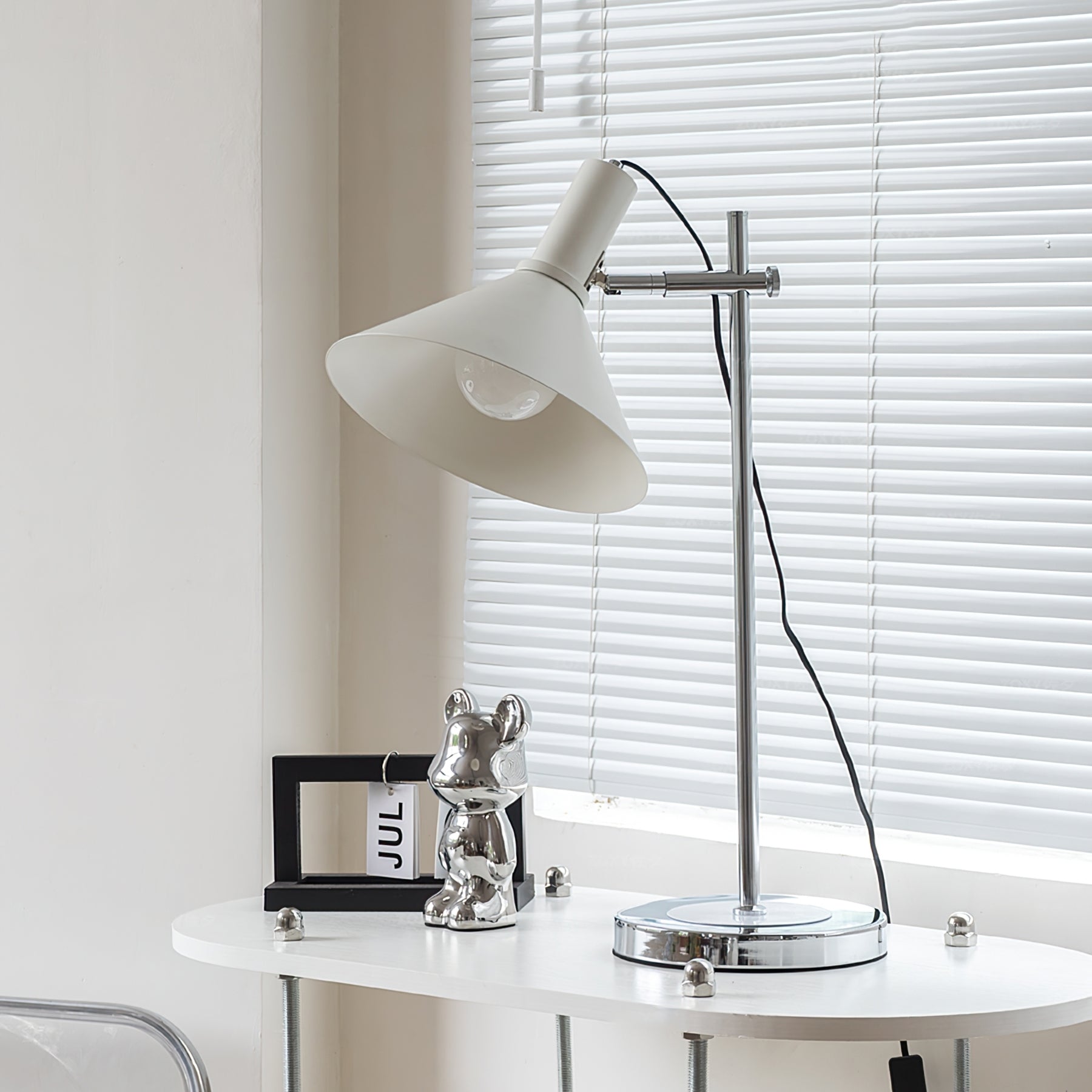 BeamAura - Sleek Table Lamp 2