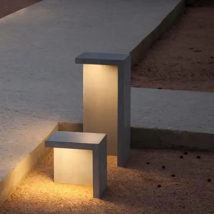 Simple Solar Powered Yard Lamp