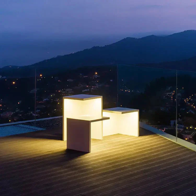 Simple Solar Powered Yard Lamp