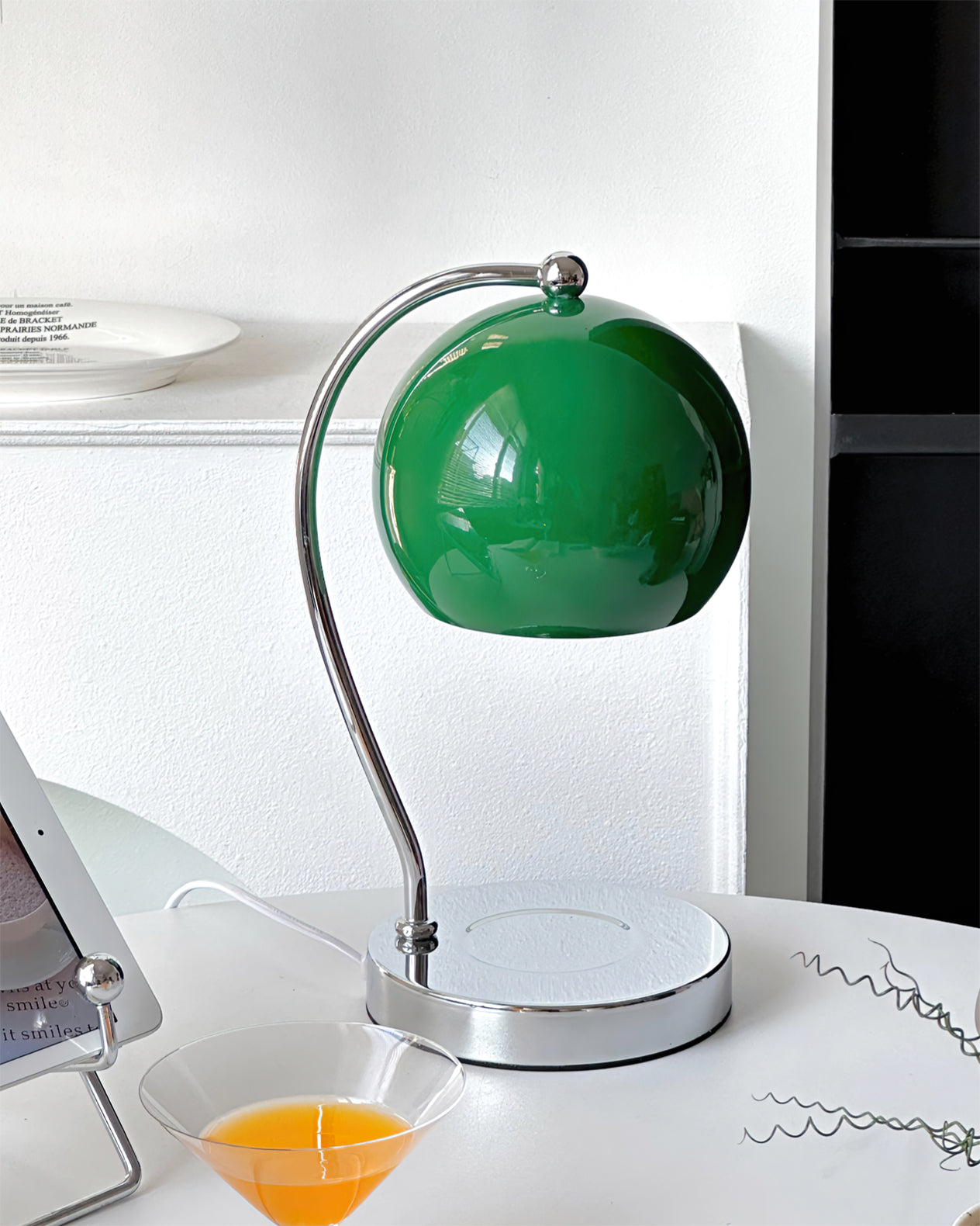 FlameGlow - Table Lamp with Candle-Like Light and Sleek Finish 7