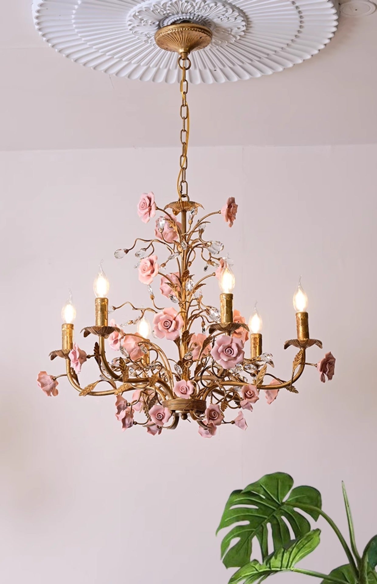 Elegant Crystal Pendant Ceiling Lamp in Classic Style