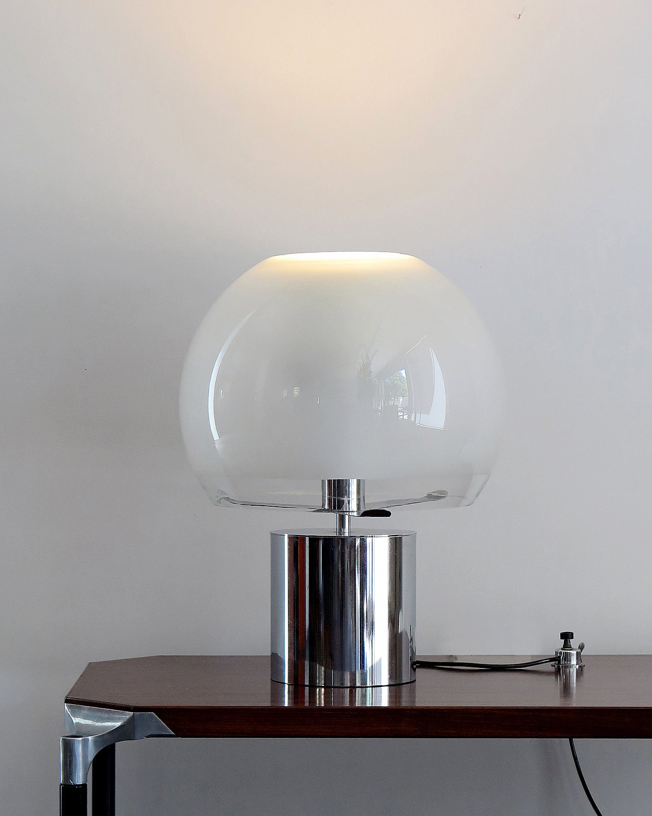 FusionGlow – Retro-Inspired Table Lamp with Glass Base 2