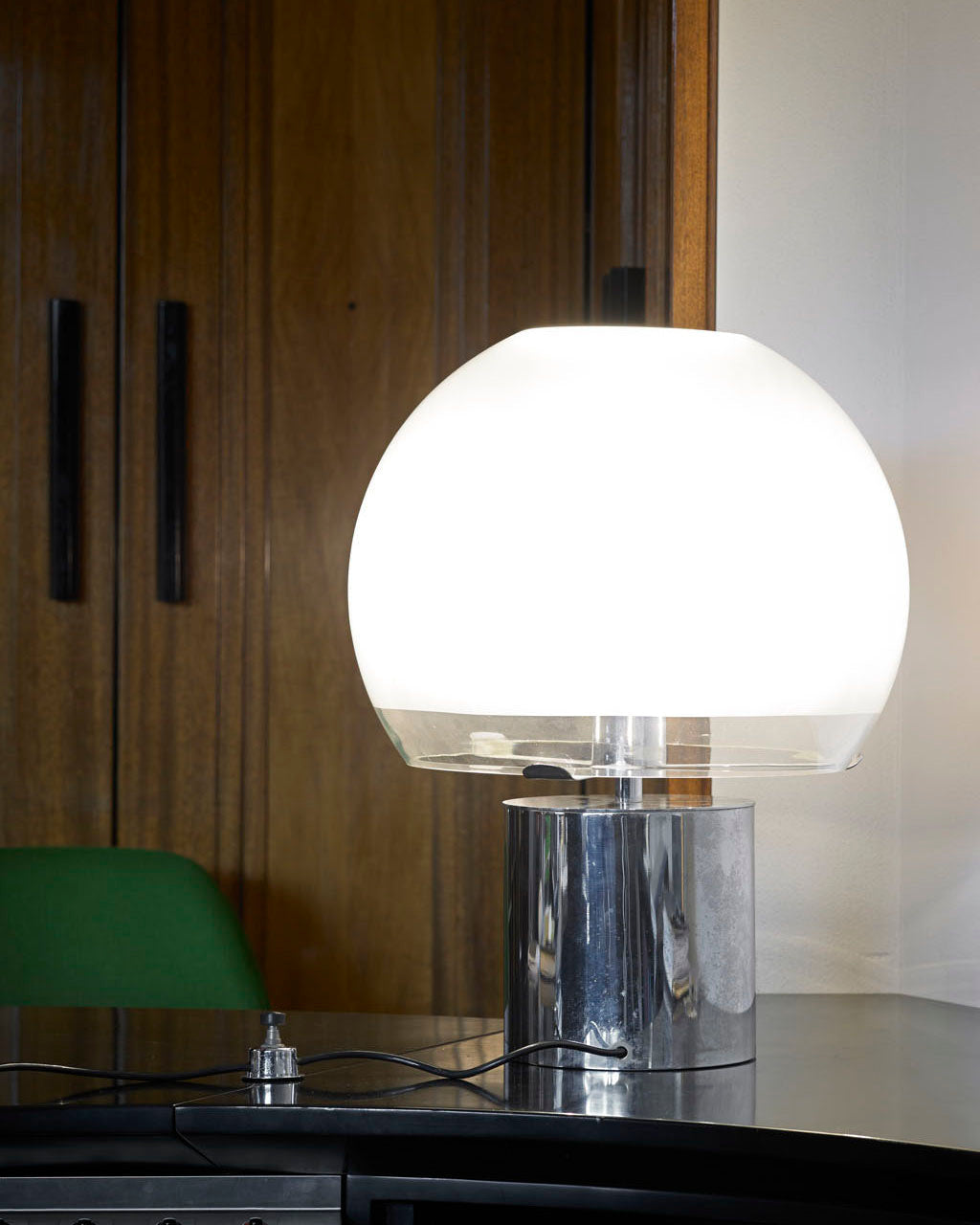 FusionGlow – Retro-Inspired Table Lamp with Glass Base 3
