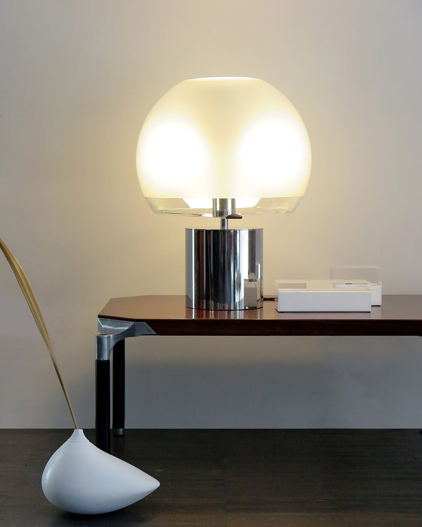 FusionGlow – Retro-Inspired Table Lamp with Glass Base 6