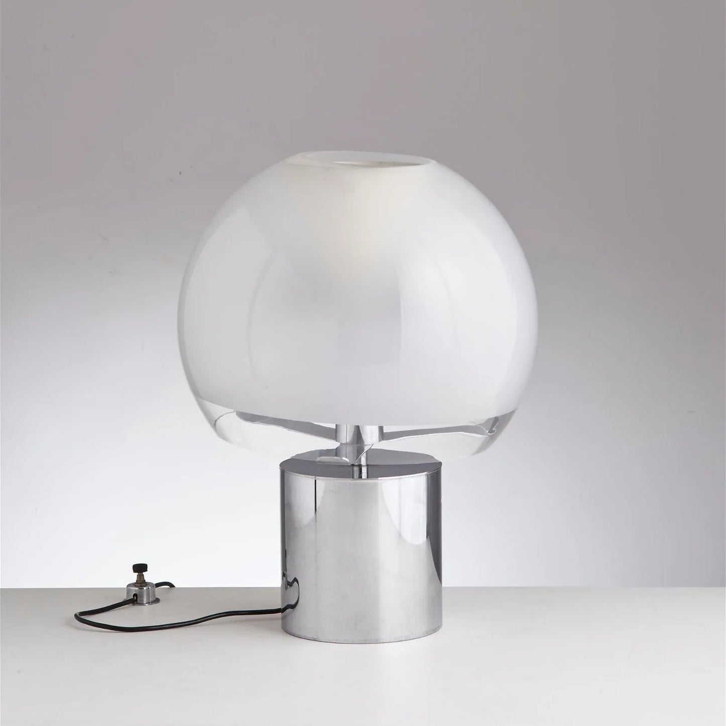 FusionGlow – Retro-Inspired Table Lamp with Glass Base 8