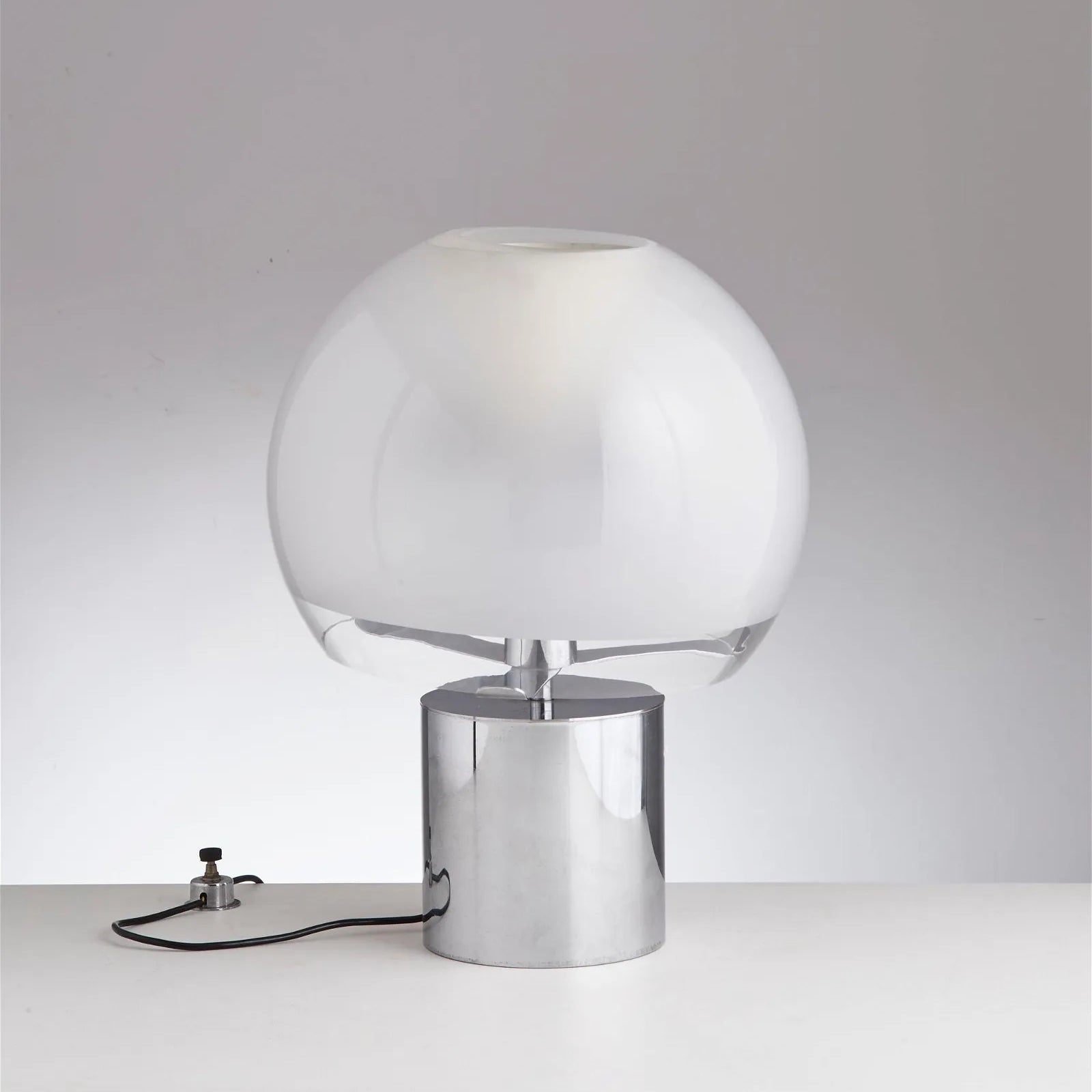 FusionGlow – Retro-Inspired Table Lamp with Glass Base 8