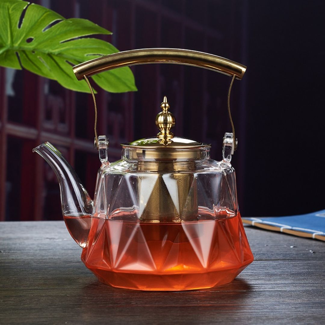 Clear borosilicate glass tea kettle with built in metal filter for steeping loose leaf tea