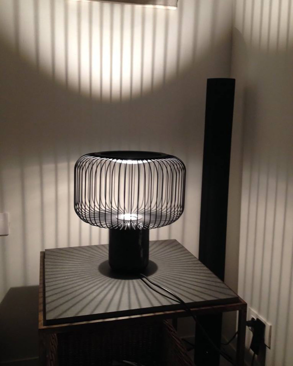 KeshiBeam - Elegant Table Lamp with Sleek Base and Subtle Glow 3