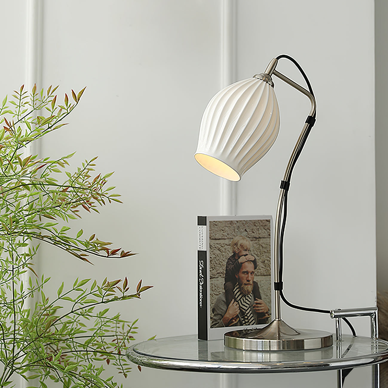 LumeCurve – Elegant Ceramic Table Lamp with Ribbed Texture 3