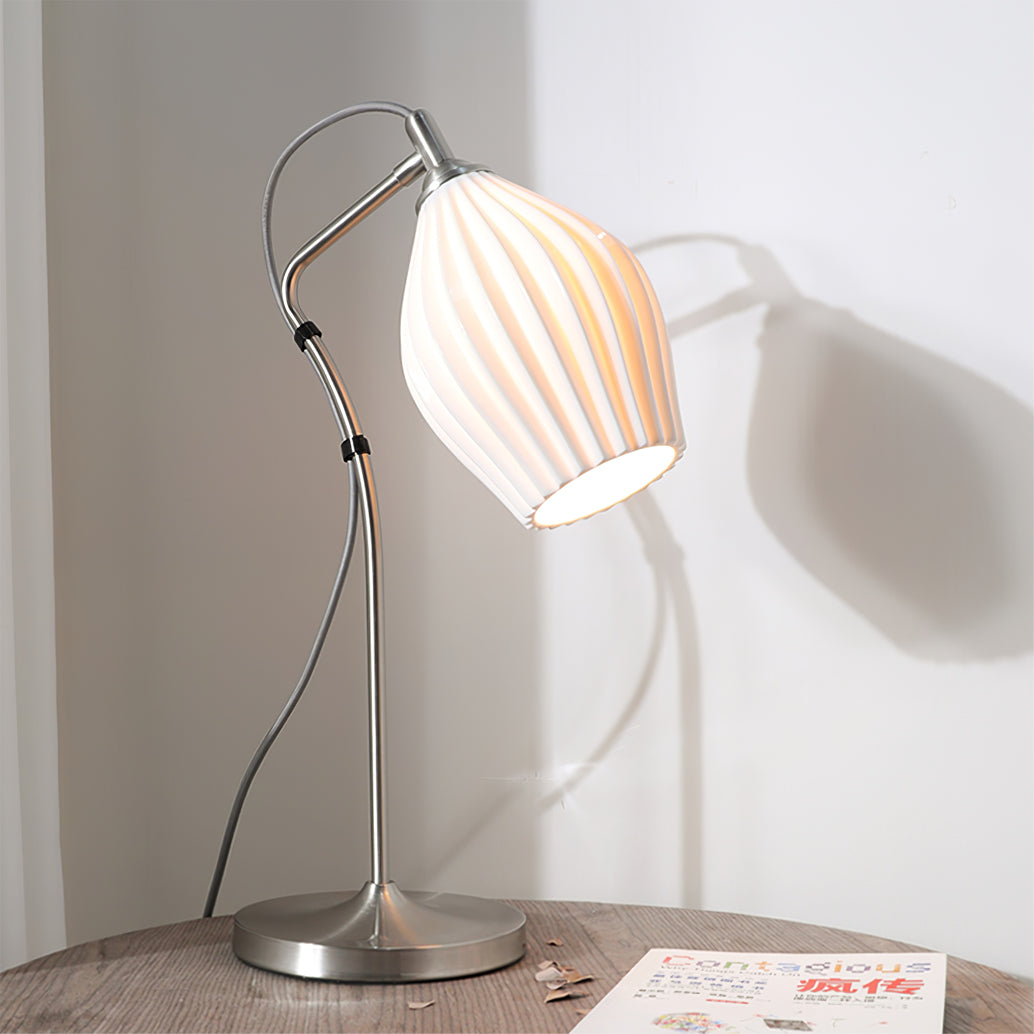 LumeCurve – Elegant Ceramic Table Lamp with Ribbed Texture 6