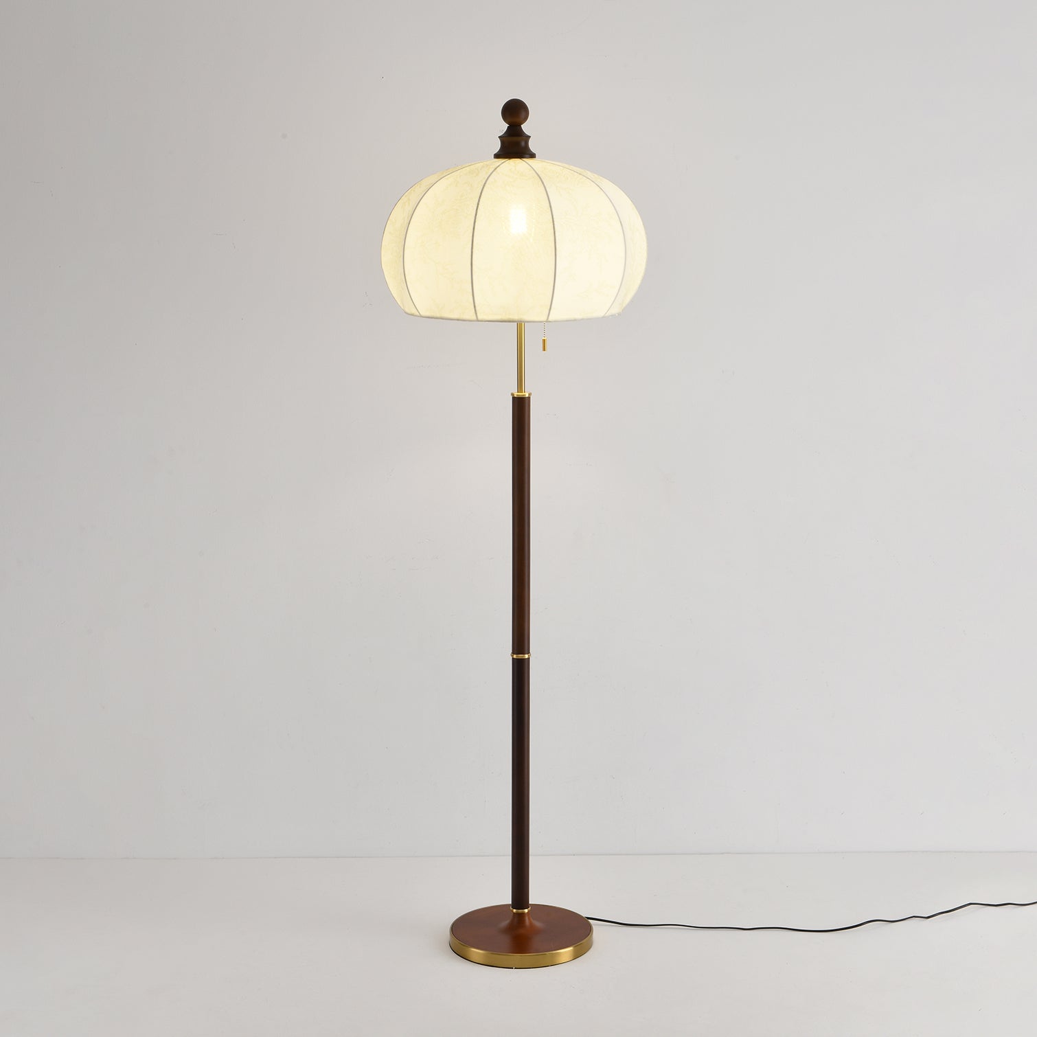 Luminara | Elegant Nostalgic Vintage Floor Lamp with Wood Accents 3