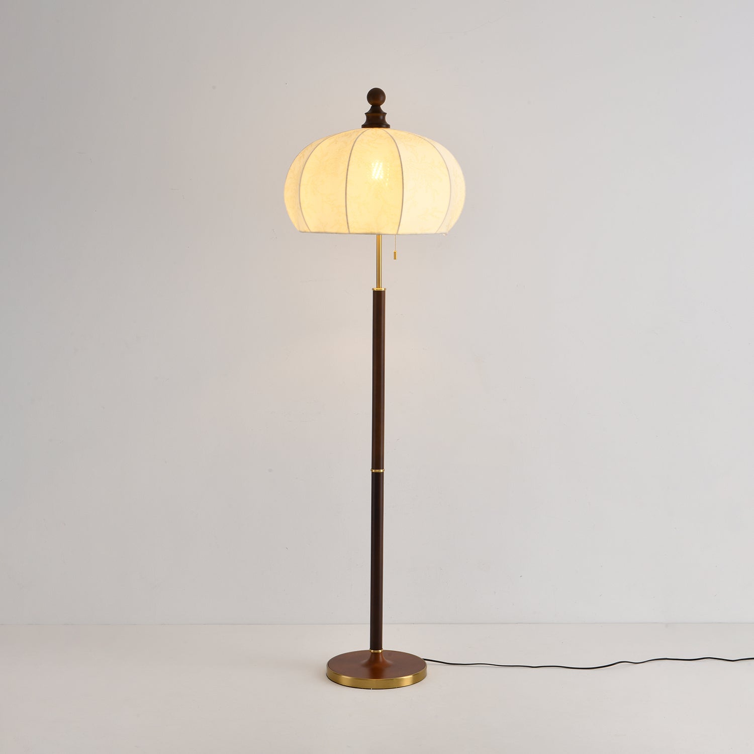 Luminara | Elegant Nostalgic Vintage Floor Lamp with Wood Accents 5
