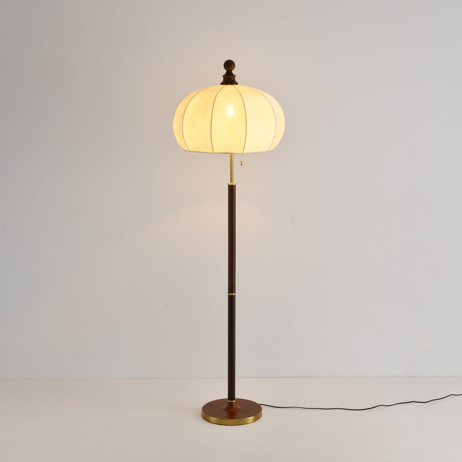 Luminara | Elegant Nostalgic Vintage Floor Lamp with Wood Accents 7