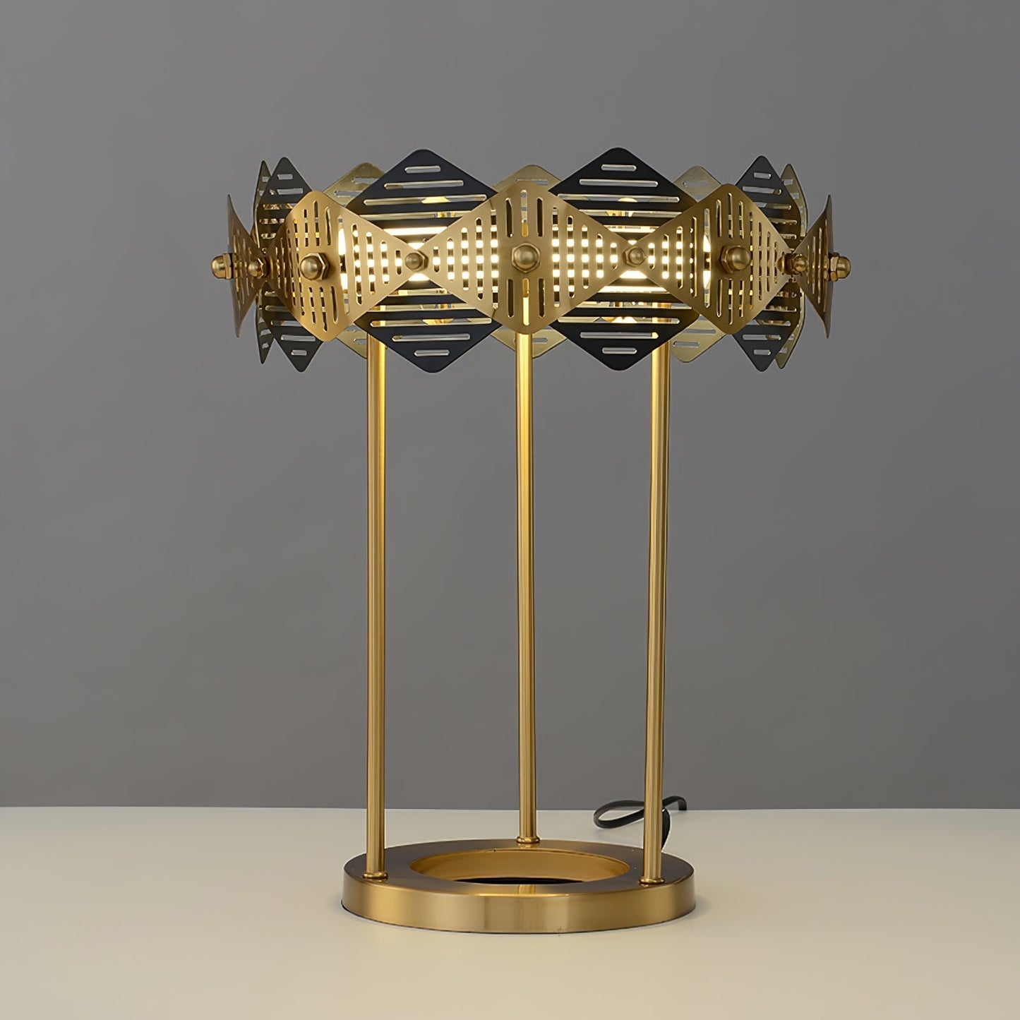 LuxeCrimson - Table Lamp with Timeless Design and Warm Red Elegance 1