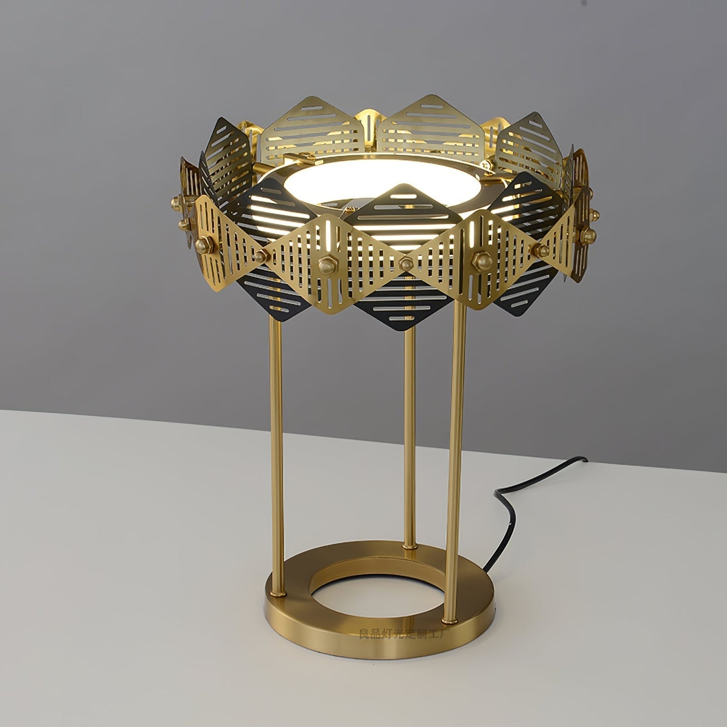 LuxeCrimson - Table Lamp with Timeless Design and Warm Red Elegance 3
