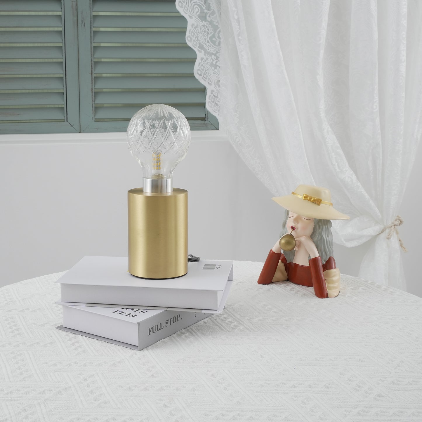 LuxeSphere - Table Lamp with Lustrous Crystal Ball and Soft Lighting 2