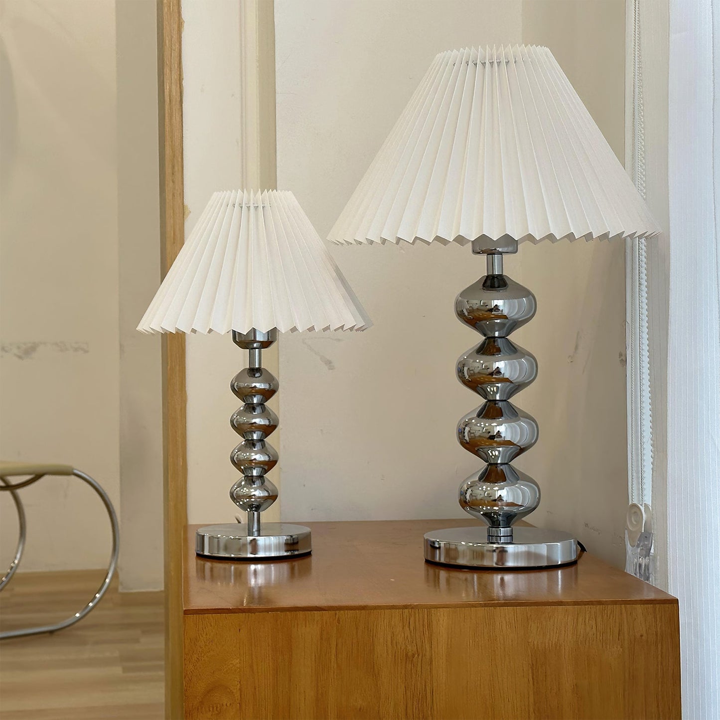 LuxeZuma - Table Lamp with Sleek Base and Cozy Illumination 2