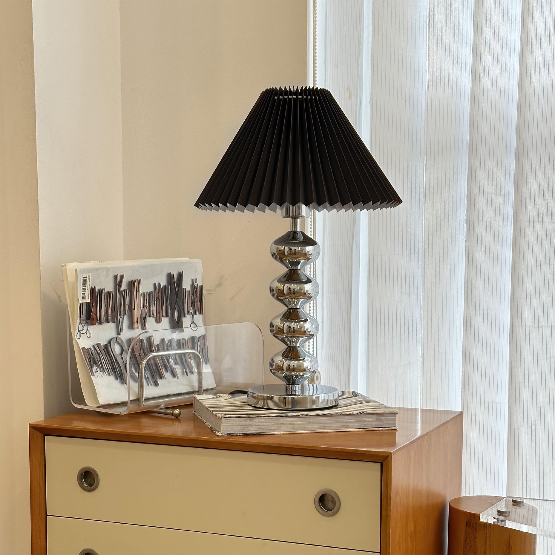 LuxeZuma - Table Lamp with Sleek Base and Cozy Illumination 3