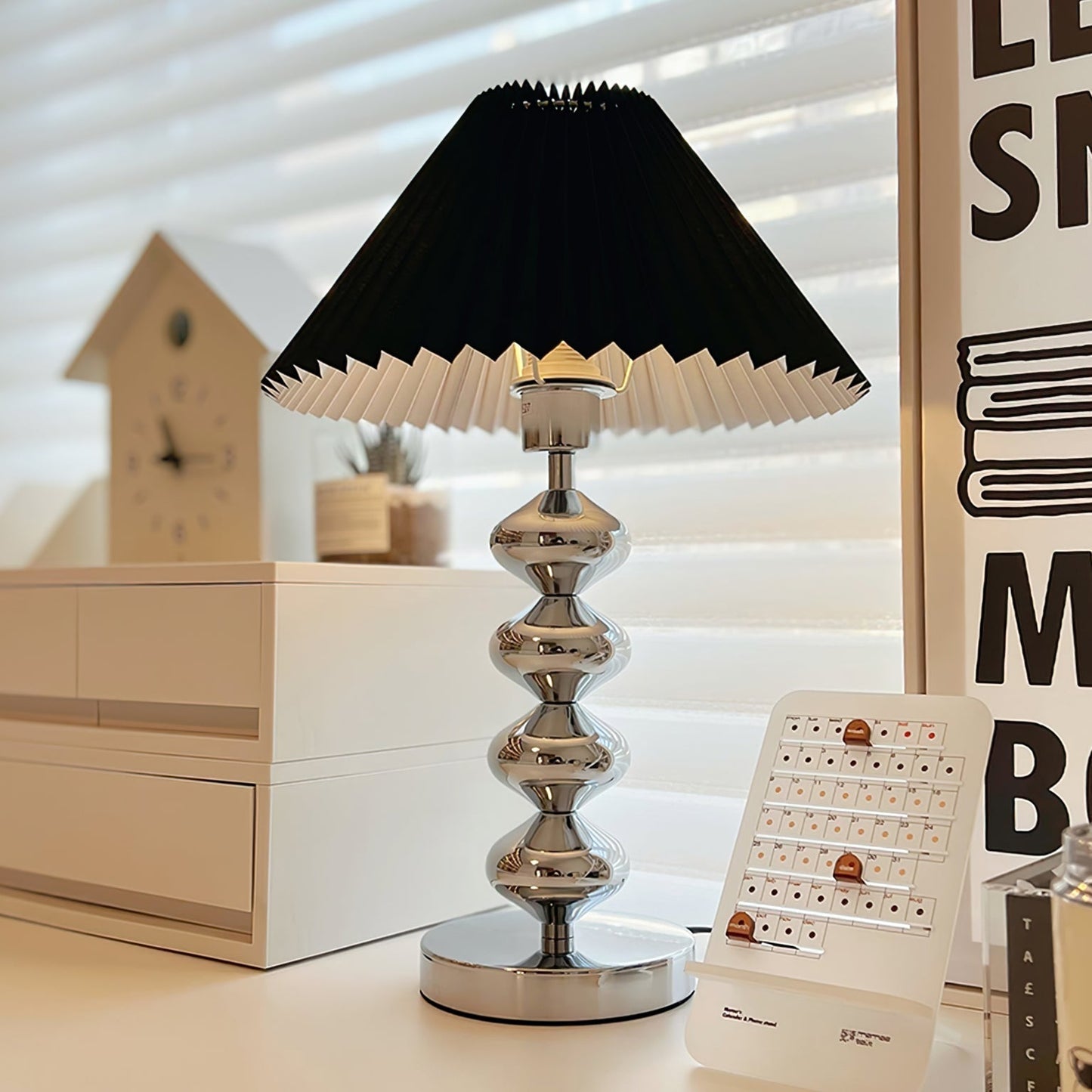 LuxeZuma - Table Lamp with Sleek Base and Cozy Illumination 8