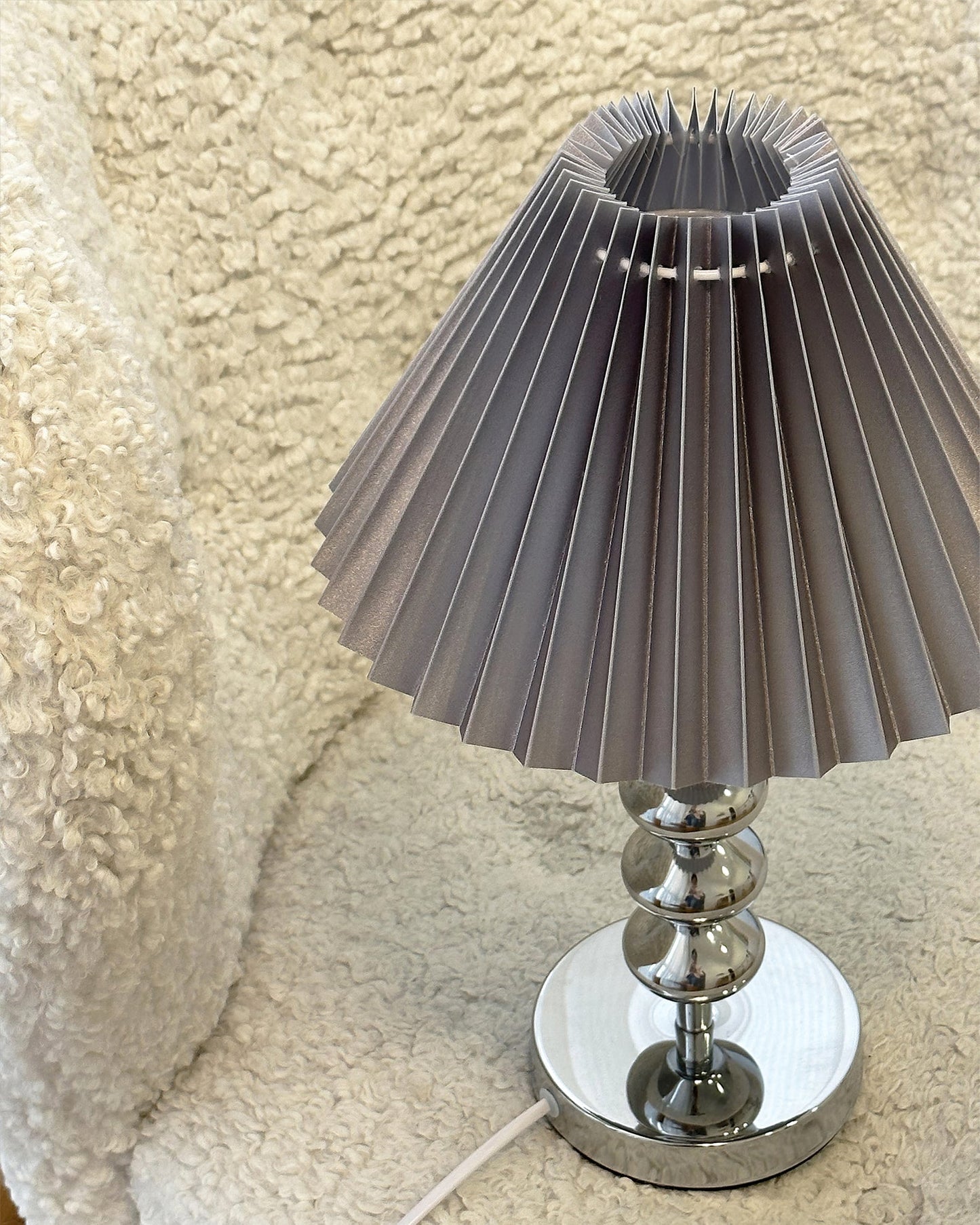 LuxeZuma - Table Lamp with Sleek Base and Cozy Illumination 9