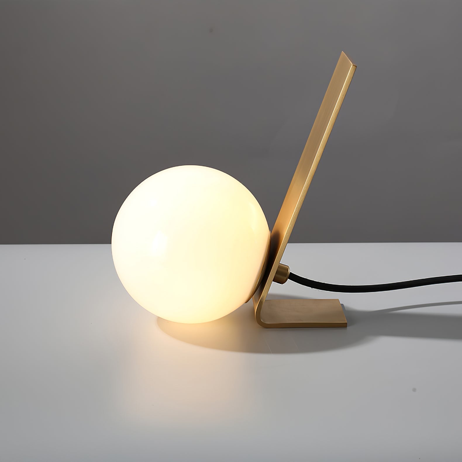 MinimalDaphne - Elegant Lamp with Cozy Glow and Refined Simplicity 1