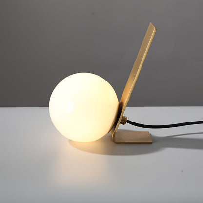 MinimalDaphne - Elegant Lamp with Cozy Glow and Refined Simplicity 1