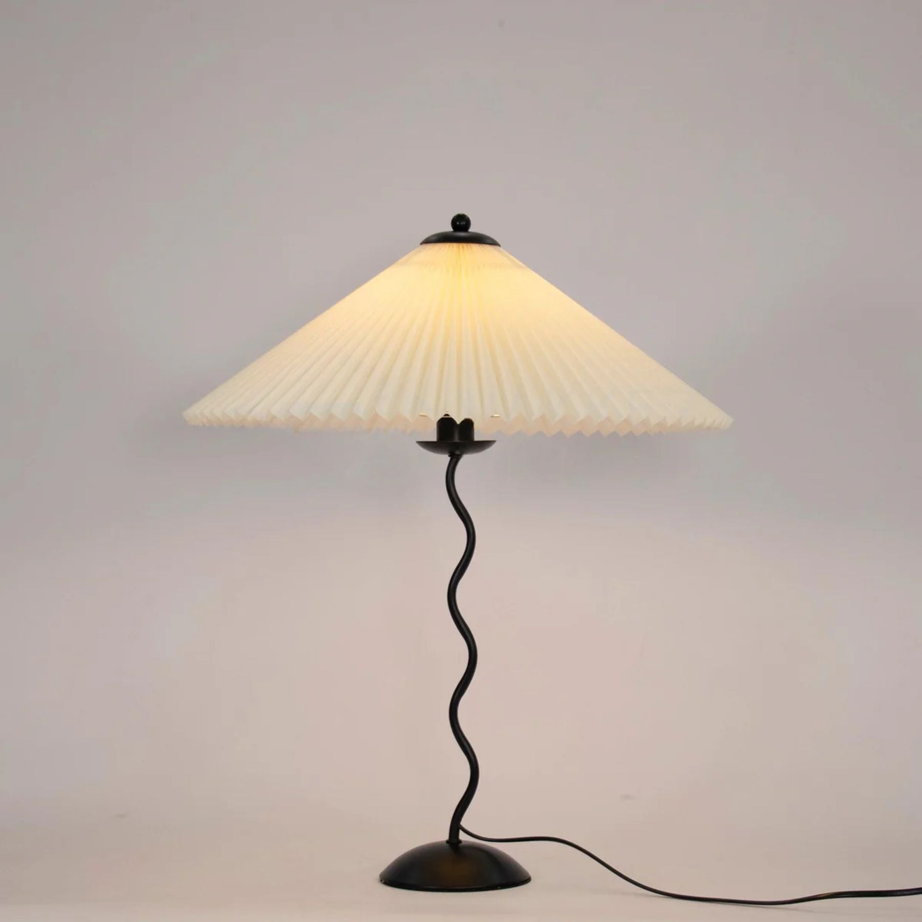 Stylish Desk Lamp with Classic Design - Lusomart
