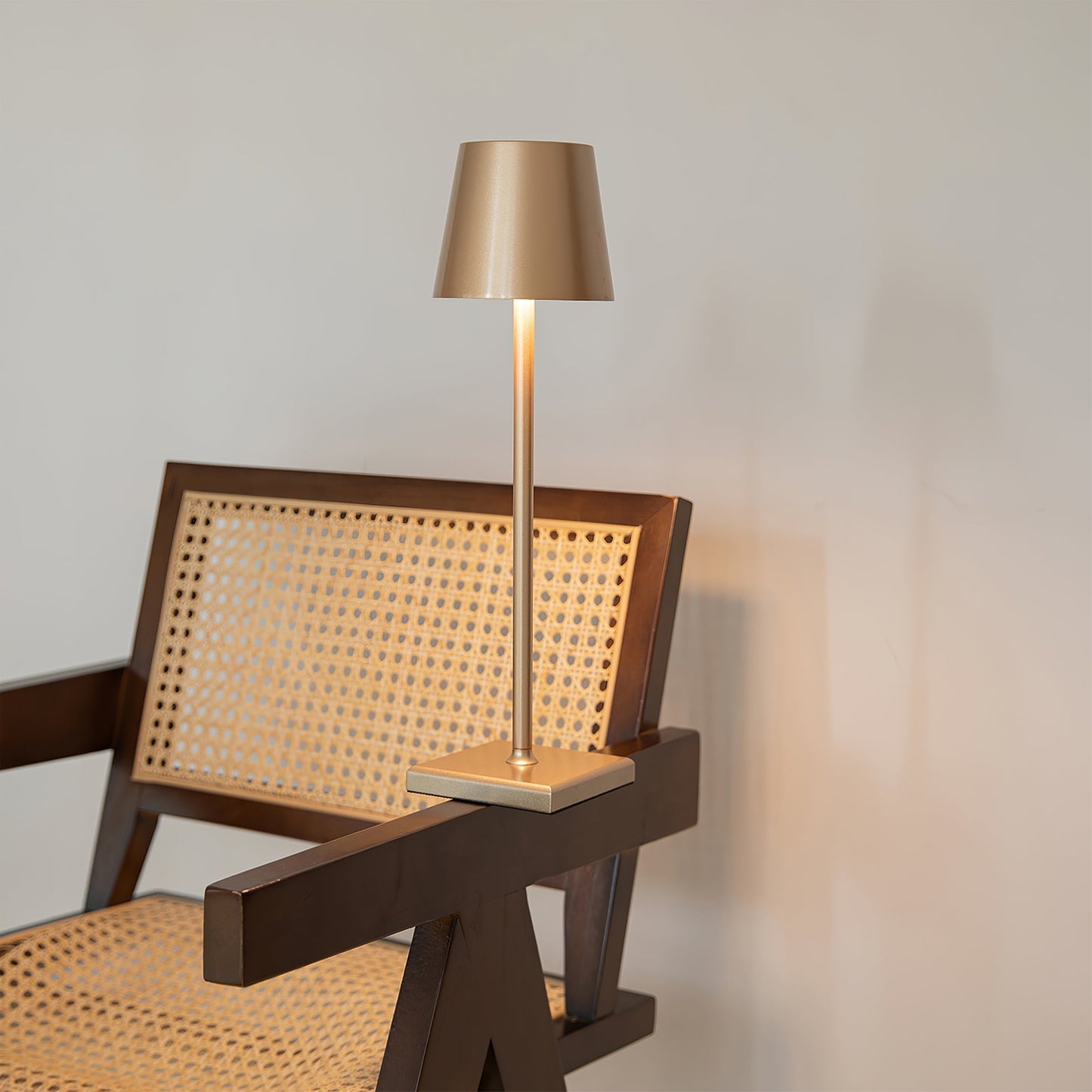 PoldLight – Modern LED Table Lamp with Charging Capability 8