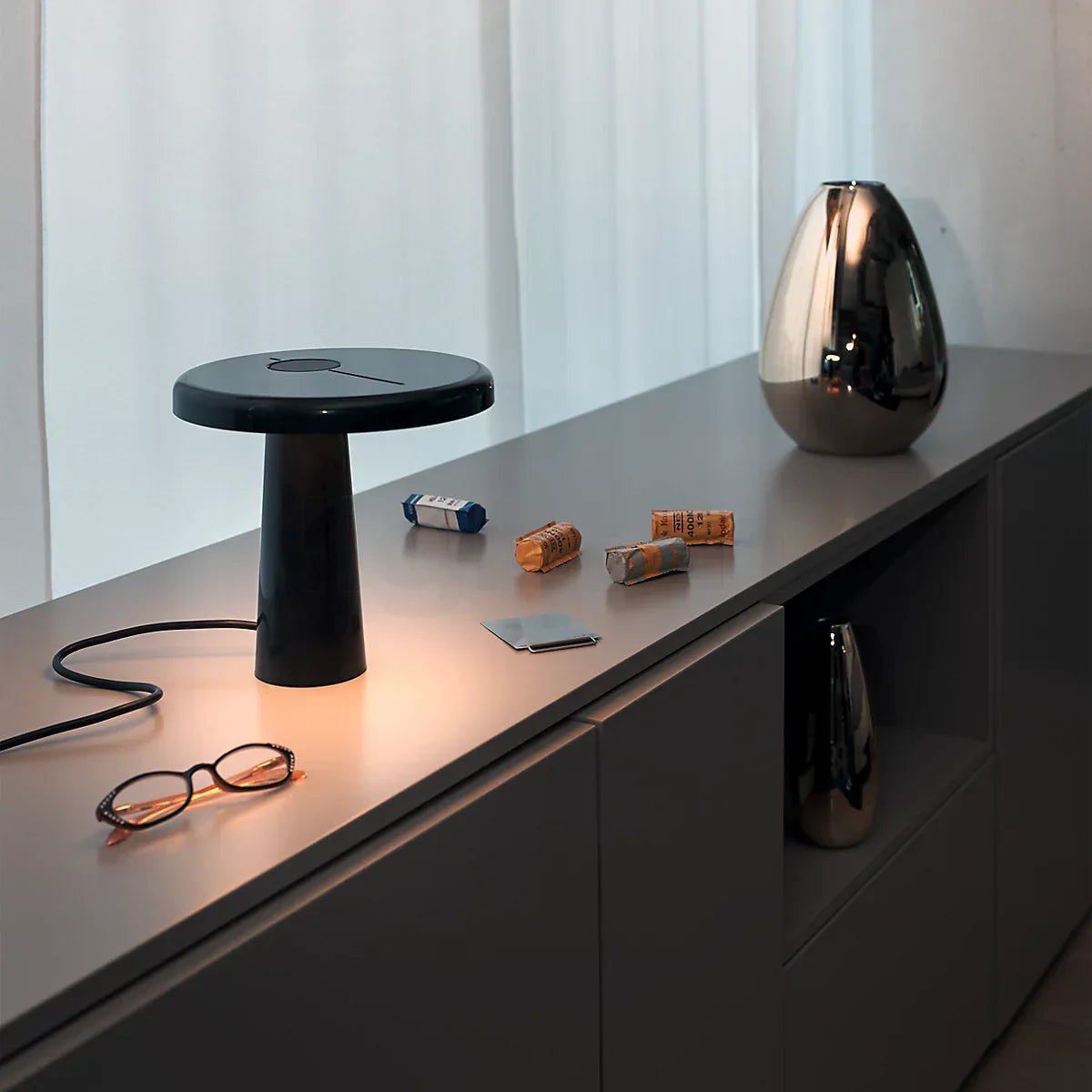 RoundLuxe - LED Table Lamp with Stylish Circular Form and Soft Glow 4