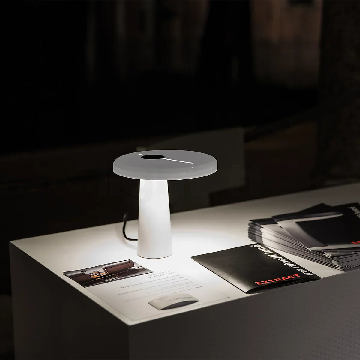 RoundLuxe - LED Table Lamp with Stylish Circular Form and Soft Glow 7