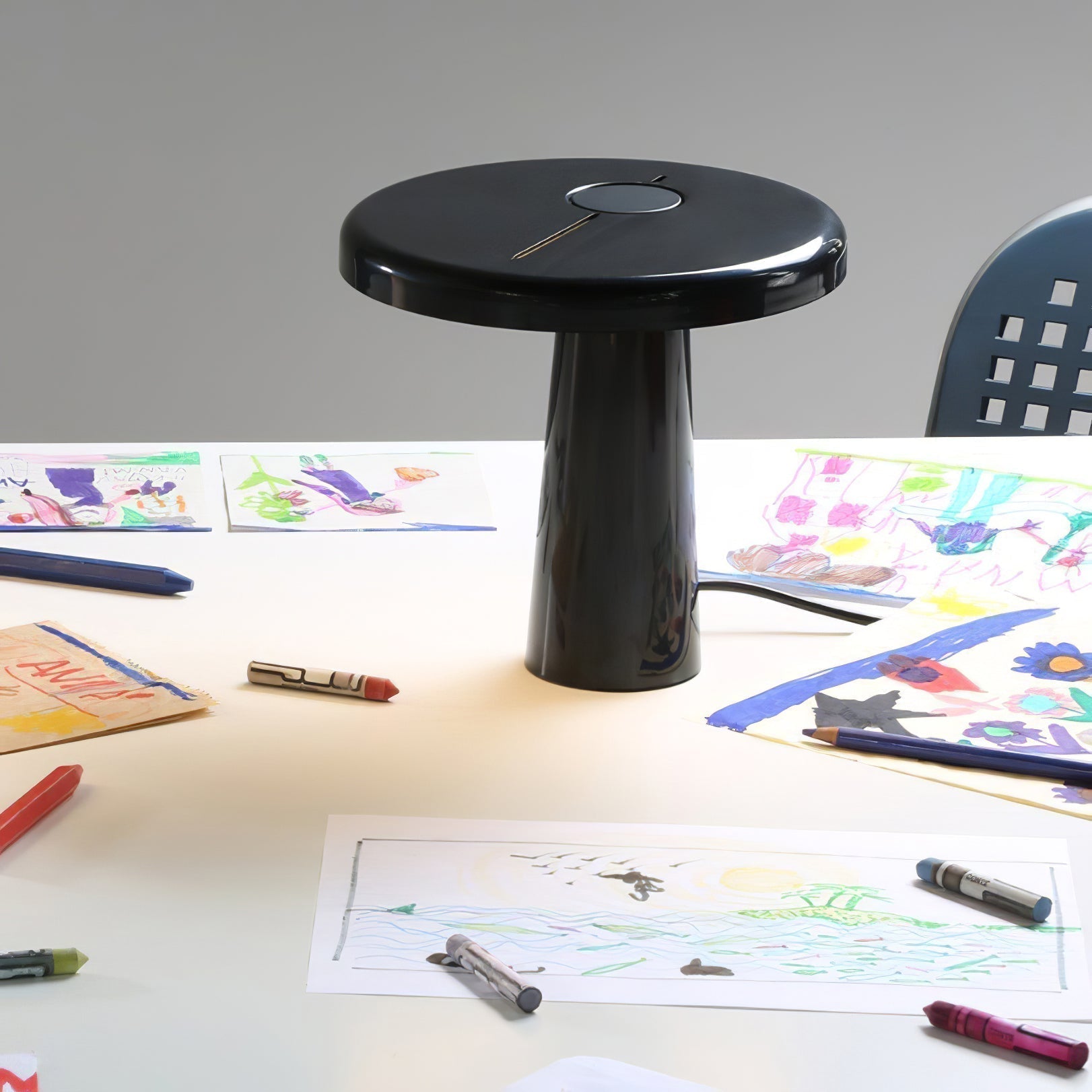 RoundLuxe - LED Table Lamp with Stylish Circular Form and Soft Glow 8