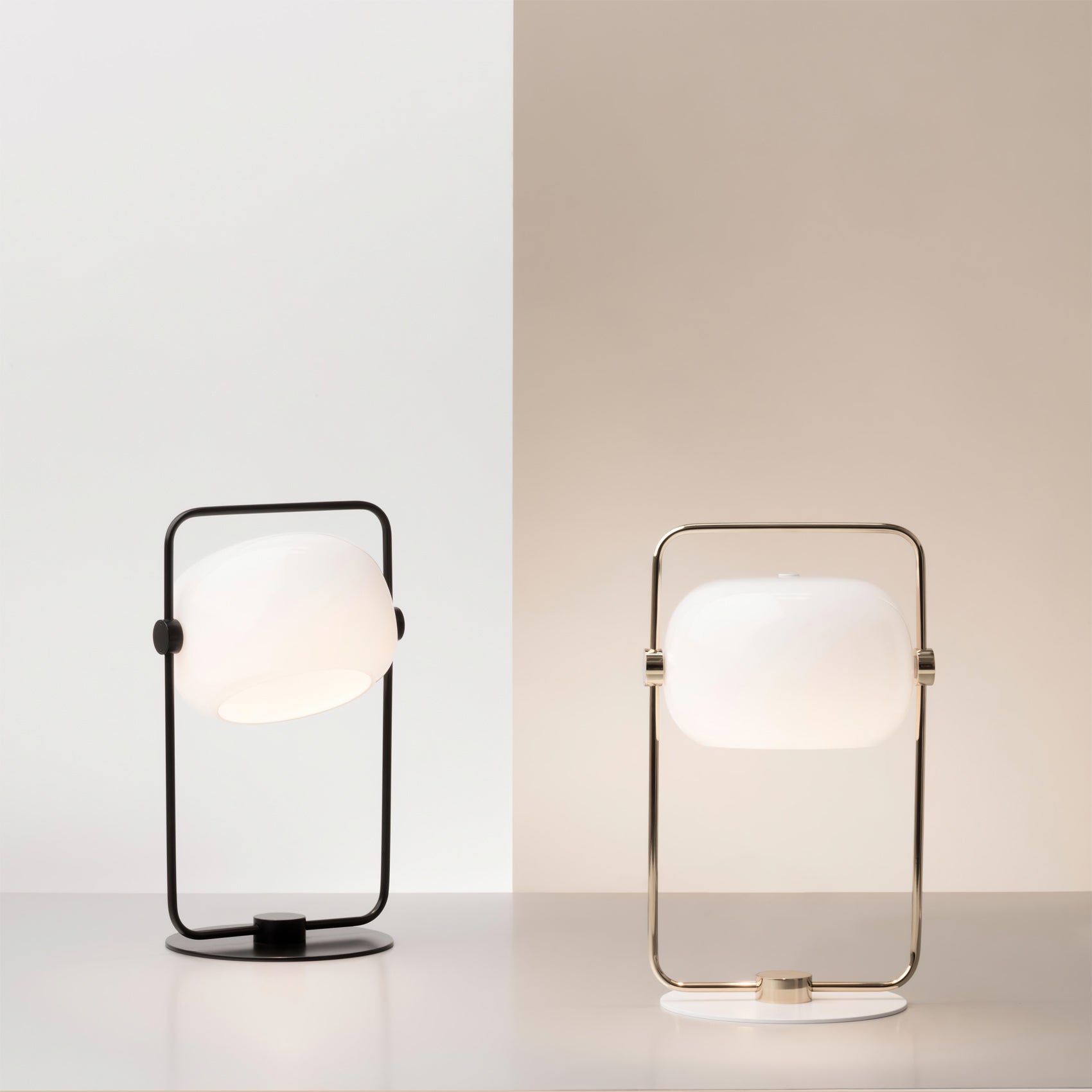 StreamGlow – Elegant Glass Table Lamp with Minimalist Design 6