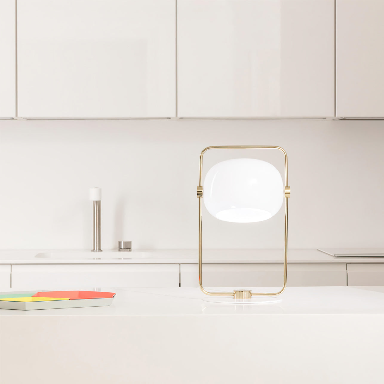 StreamGlow – Elegant Glass Table Lamp with Minimalist Design 7