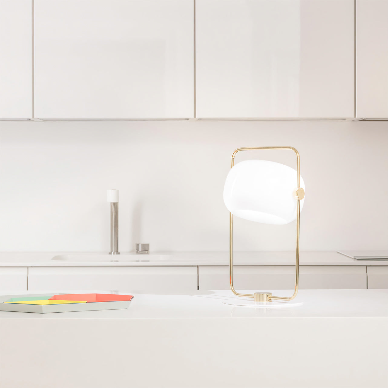 StreamGlow – Elegant Glass Table Lamp with Minimalist Design 8