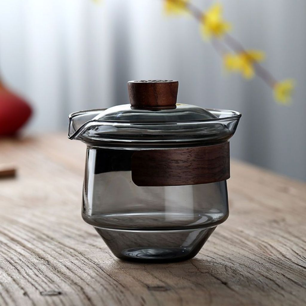 Gaiwan with integrated drainage lid for controlled tea leaf filtering and pouring