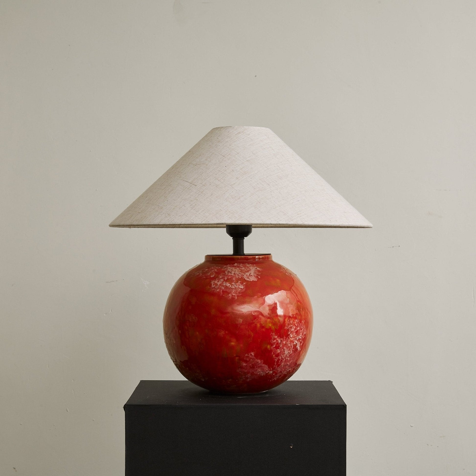 Modern Artistic Desk Lamp with Sleek Design - Lusomart