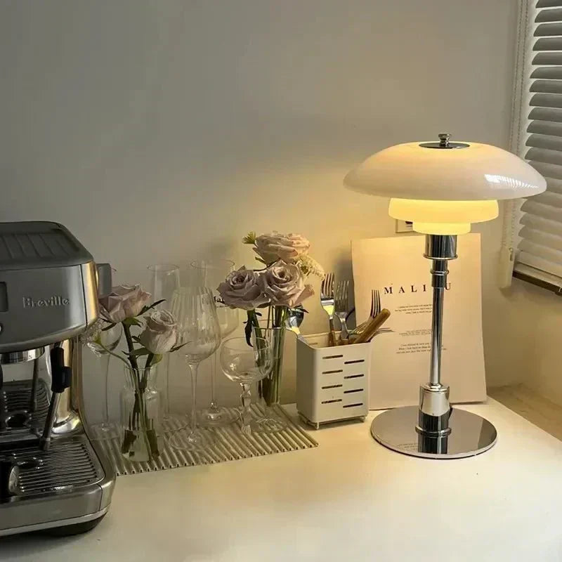 Vintage Style Table Lamp With Metallic Design